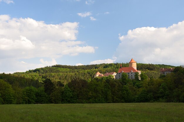 Piękny gotycki zamek Veveri. Miasto Brno przy tamą Brno. Południowe Morawy - Czechy - C