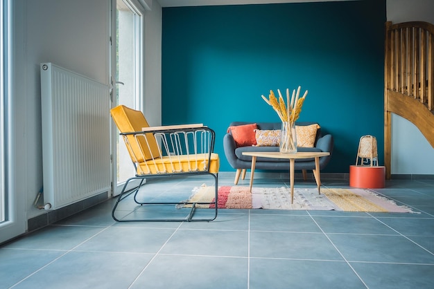 Bezpłatne zdjęcie piękny jasny wystrój wnętrza nowoczesnego salonu w niebiesko-żółtej kolorystyce