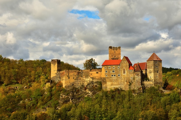 Piękny jesienny krajobraz w Austrii z ładnym starym zamku Hardegg.