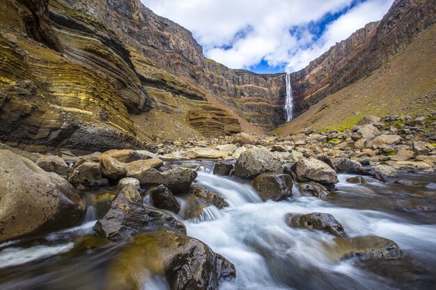 Piękny kadłub Hengifoss widziany wzdłuż rzeki w Islandii