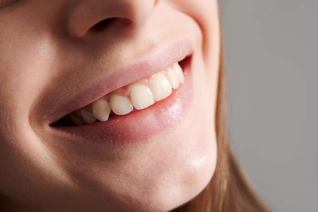 Piękny kobiecy uśmiech z białymi prostymi zębami