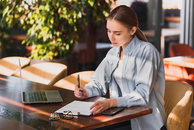 Piękny kobiety writing na schowku