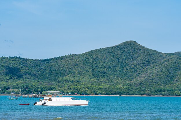 Piękny krajobraz denny ocean w Pattaya Tajlandia z łodzią
