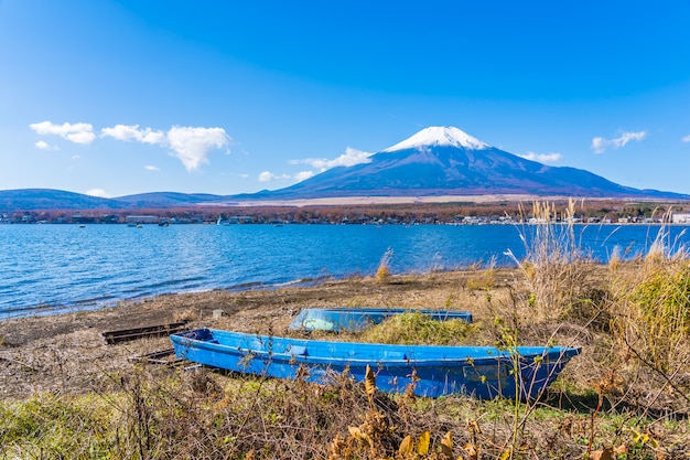 Piękny krajobraz halny Fuji wokoło Yamanakako jeziora