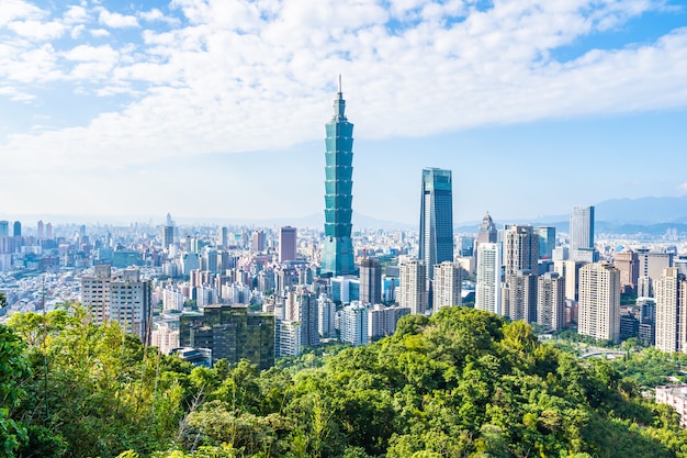 Piękny krajobraz i pejzaż budynku i architektury Taipei 101 w mieście