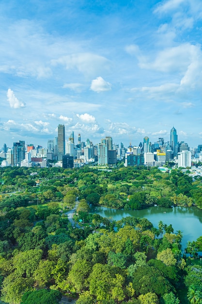 Bezpłatne zdjęcie piękny krajobraz miasta z budynku wokół parku lumpini w bangkoku w tajlandii
