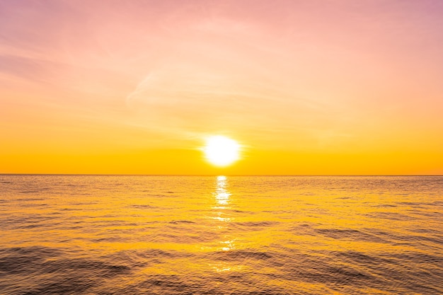Bezpłatne zdjęcie piękny krajobraz morza o zachodzie słońca lub wschodzie słońca