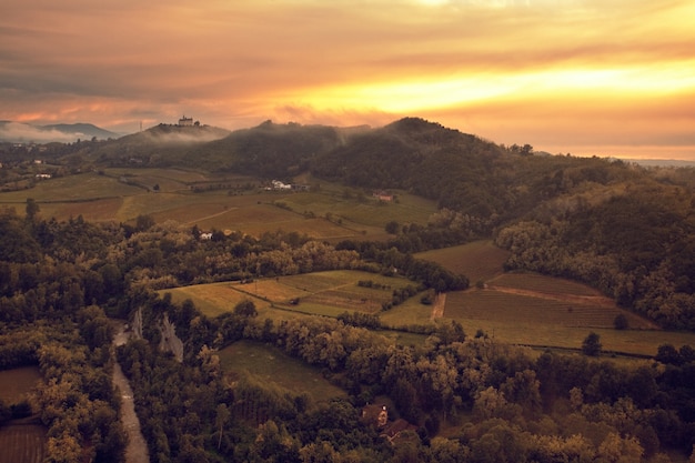 Piękny krajobraz na zboczu wzgórza Gavi w Piemoncie we Włoszech o zachodzie słońca