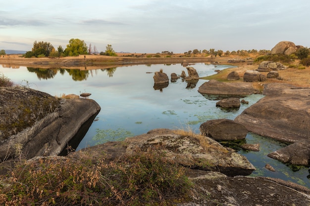 Piękny krajobraz naturalnego środowiska Barruecos w Hiszpanii