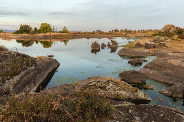 Piękny krajobraz naturalnego środowiska Barruecos w Hiszpanii