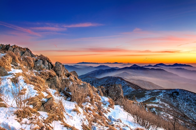 Piękny krajobraz o zachodzie słońca w Parku Narodowym Deogyusan zimą, Korea Południowa