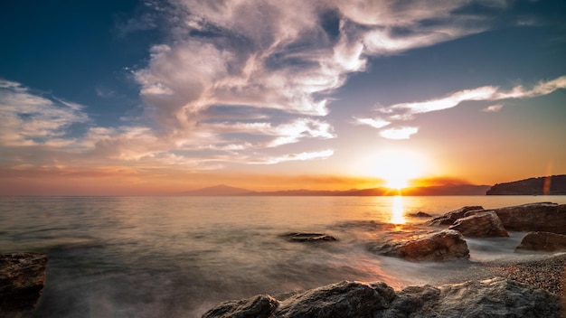 Bezpłatne zdjęcie piękny krajobraz o zachodzie słońca z formacjami skalnymi w wodzie