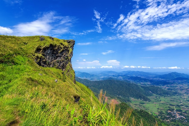 Bezpłatne zdjęcie piękny krajobraz phu chi fa. park narodowy phu chi fa w prowincji chiang rai w tajlandii.