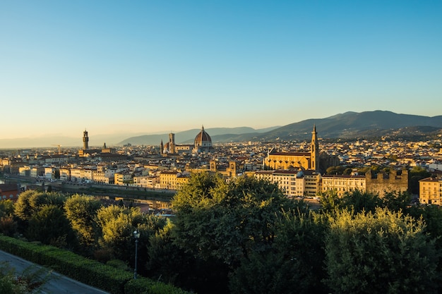 Bezpłatne zdjęcie piękny krajobraz powyżej, panorama na historyczny widok florencji z punktu piazzale michelangelo. poranny czas.