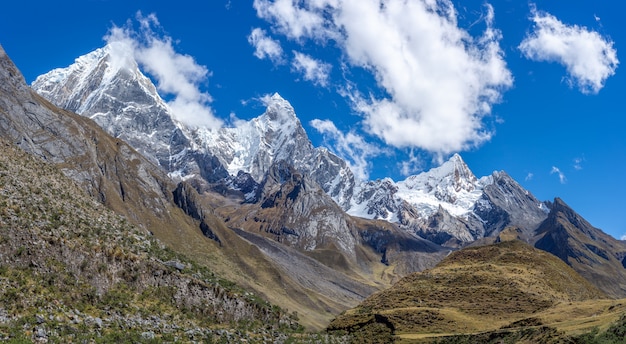 Bezpłatne zdjęcie piękny krajobraz strzelający z zapierającym dech w piersiach pasmem górskim cordillera huayhuash w peru