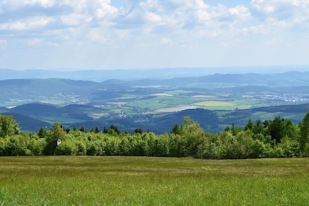 Piękny krajobraz w górach w lecie. Czechy - Białe Karpaty - Europa.