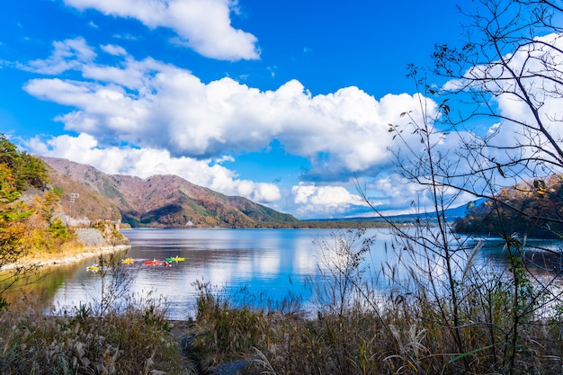 Piękny krajobraz wokół jeziora kawaguchiko