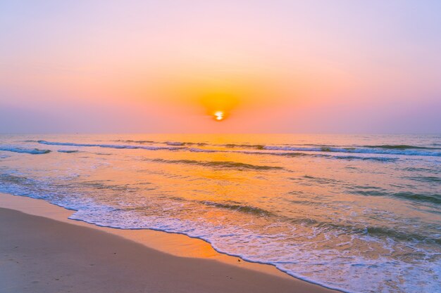 Piękny krajobrazowy plenerowy denny ocean i plaża przy wschodem słońca lub zmierzchu czasem