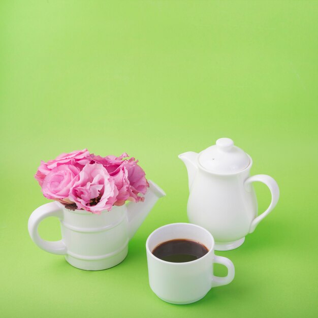 Piękny kwiat koncepcja z filiżanki kawy