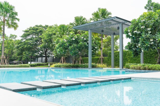 Piękny luksusowy basen z palmą