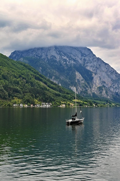 Piękny mglisty i pochmurny krajobraz z jeziorem i górami latem Naturalne kolorowe tło Jezioro Traunsee w austriackim aplauzie Gmunden