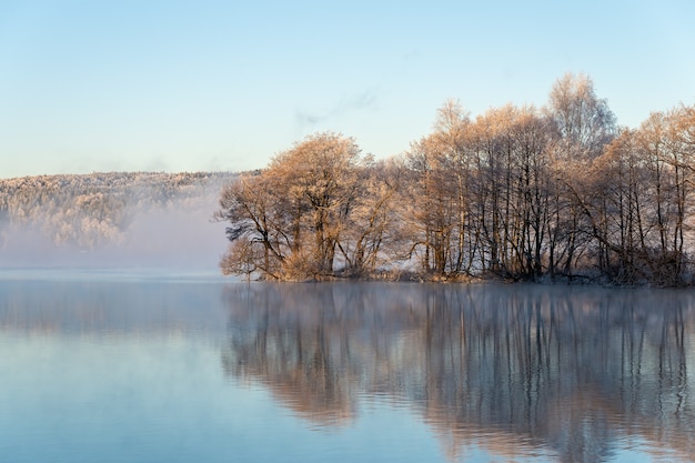 Piękny mglisty poranek o wschodzie słońca, świcie, nad jeziorem.