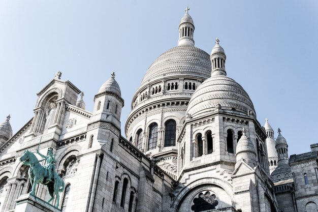 Piękny niski kąt strzelał sławna Sacre-Coeur katedra w Paryż, Francja