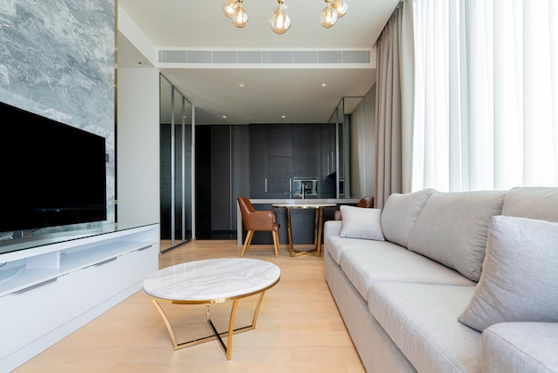 Piękny nowoczesny apartament o nowoczesnym wystroju z naturalnym światłem z białej zasłony z okna bir