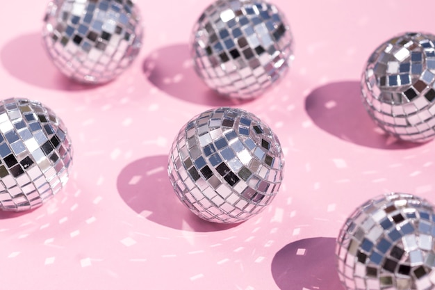 Bezpłatne zdjęcie piękny nowy rok koncepcja z kulą disco
