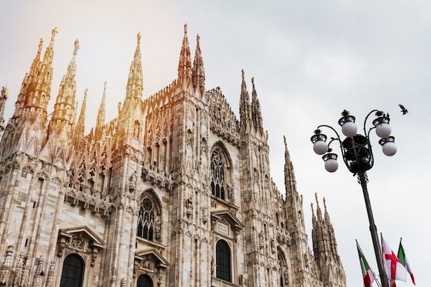 Piękny panoramiczny widok na Duomo kwadrat w Mediolanie z dużą latarnią uliczną. Włochy.