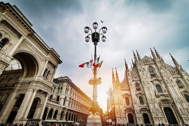 Piękny panoramiczny widok na katedrę Duomo w Mediolanie z dużym stree