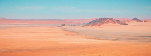 Bezpłatne zdjęcie piękny panoramiczny wysoki kąt strzału gór pustyni namib w kanaan, namibia
