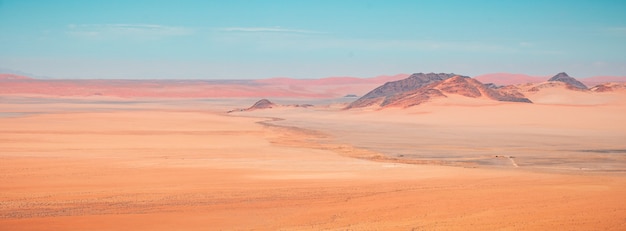 Piękny panoramiczny wysoki kąt strzału gór pustyni Namib w Kanaan, Namibia