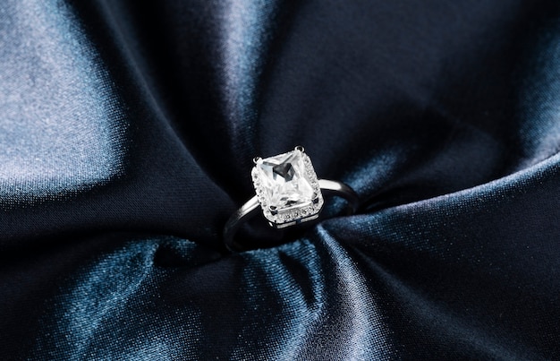 Bezpłatne zdjęcie piękny pierścionek zaręczynowy z brylantami