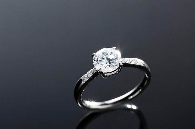 Bezpłatne zdjęcie piękny pierścionek zaręczynowy z brylantami