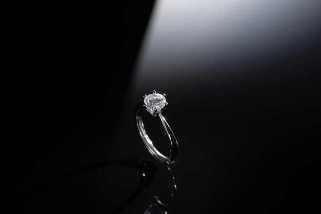 Piękny pierścionek zaręczynowy z brylantami
