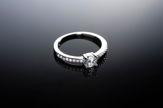 Piękny pierścionek zaręczynowy z brylantami