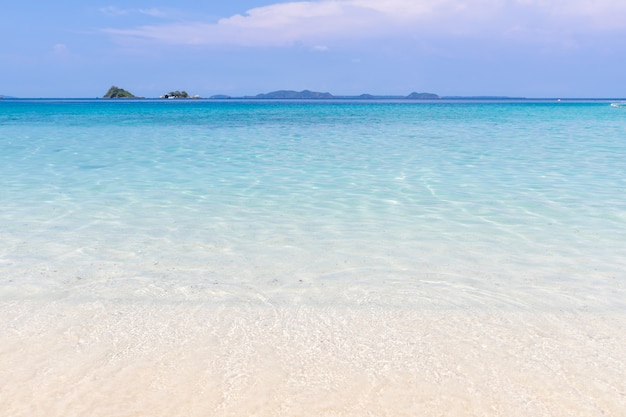 piękny plażowy widok Koh Chang wyspy seascape przy Trad prowinci Wschodni Tajlandia na niebieskiego nieba tle