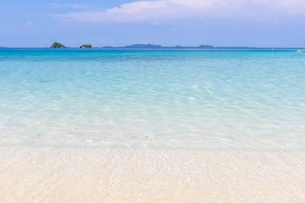 piękny plażowy widok Koh Chang wyspy seascape przy Trad prowinci Wschodni Tajlandia na niebieskiego nieba tle