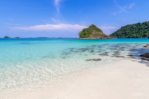 piękny plażowy widok Koh Chang wyspy seascape przy Trad prowinci Wschodni Tajlandia na niebieskiego nieba tle