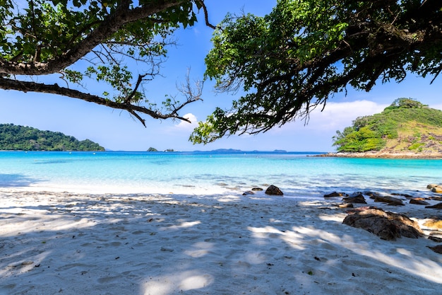 piękny plażowy widok Koh Chang wyspy seascape przy Trad prowinci Wschodni Tajlandia na niebieskiego nieba tle