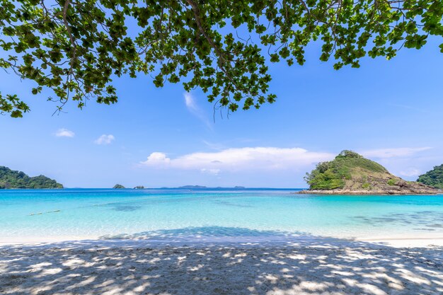 piękny plażowy widok Koh Chang wyspy seascape przy Trad prowinci Wschodni Tajlandia na niebieskiego nieba tle