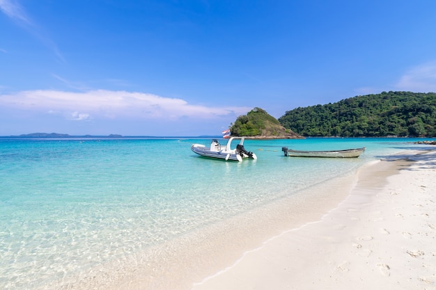 piękny plażowy widok Koh Chang wyspy seascape przy Trad prowinci Wschodni Tajlandia na niebieskiego nieba tle