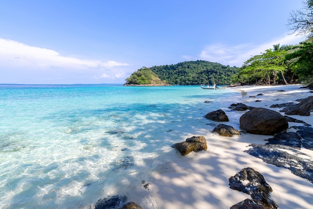 piękny plażowy widok Koh Chang wyspy seascape przy Trad prowinci Wschodni Tajlandia na niebieskiego nieba tle