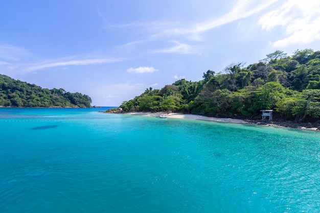 piękny plażowy widok Koh Chang wyspy seascape przy Trad prowinci Wschodni Tajlandia na niebieskiego nieba tle