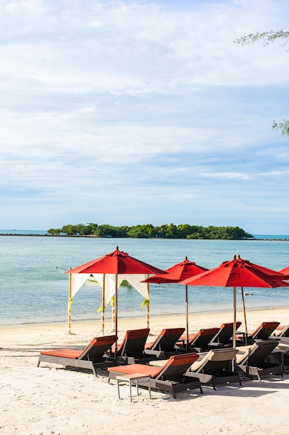 Piękny plenerowy tropikalny plażowy denny ocean z parasolowym krzesłem i holu pokładem