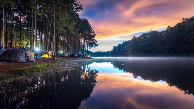 Piękny poranek nad jeziorem Pang Ung, w prowincji Pang Ung Mae Hong Son w Tajlandii.