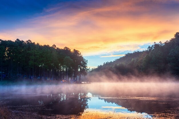 Piękny poranek nad jeziorem Pang Ung, w prowincji Pang Ung Mae Hong Son w Tajlandii.