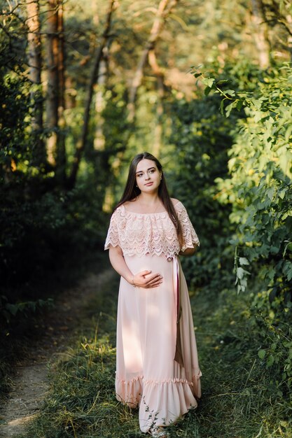 Piękny portret kobiety w ciąży