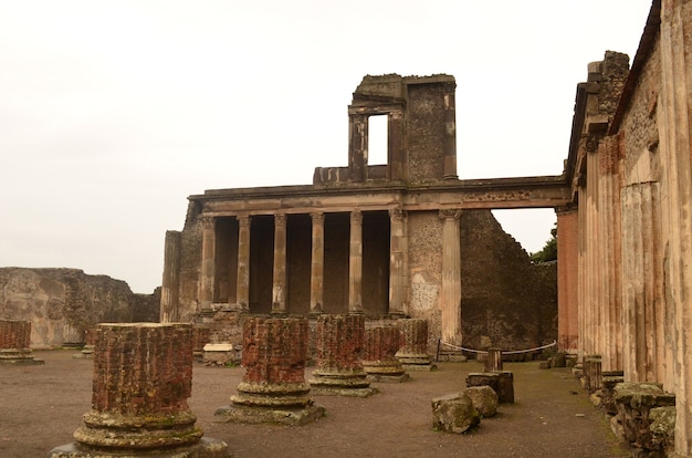 Piękny starożytny budynek z ruinami kolumn